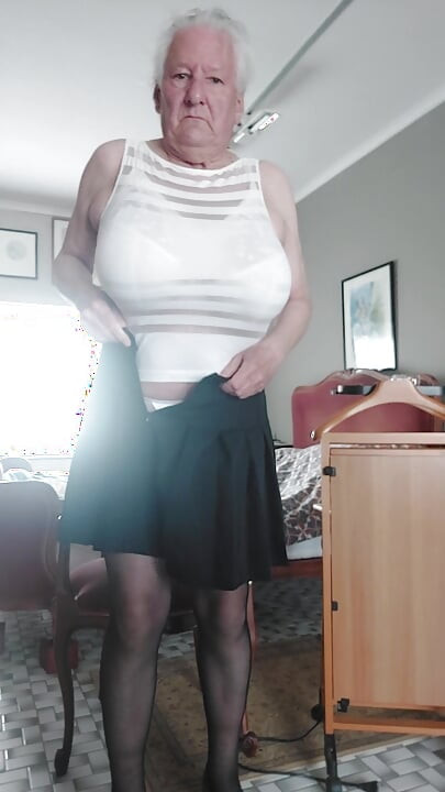 Sunday mornig กําลังใส่เสื้อผ้า