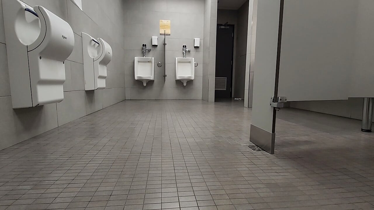 Saarvajnik baathroom men hastamaithun karna aur jharna