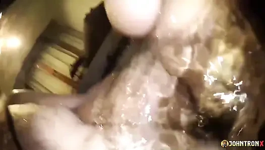 Johntronx - Asyalı orta yaşlı seksi kadınla yakın çekimde sualtı seksi