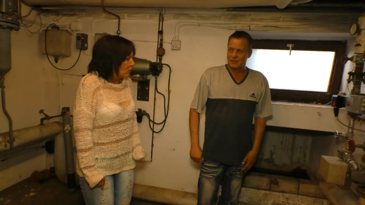 Büyük götlü piercingli ve dövmeli olgun ağzın sonunu seviyor