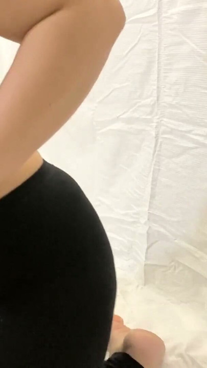 Baştan çıkarıcı orta yaşlı seksi anne Faustina Pierre seni baştan çıkarmak için büyük göğüslerini ortaya çıkarmak için siyah sutyenini çıkarıyor | Klip 1