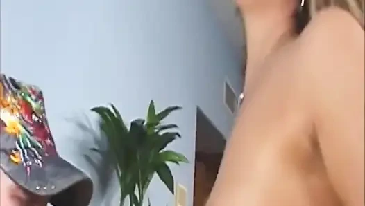 Azgın hatun sert sikişmeden önce ıslak amcığı parmaklıyor