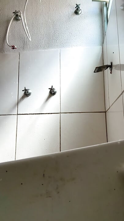 Alice Lima อาบน้ําและบีบหน้าอก