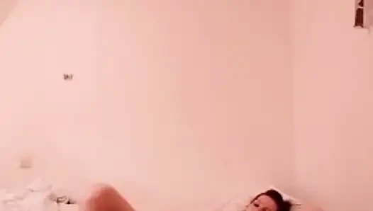 Güzel yaramaz kız odasında oynuyor