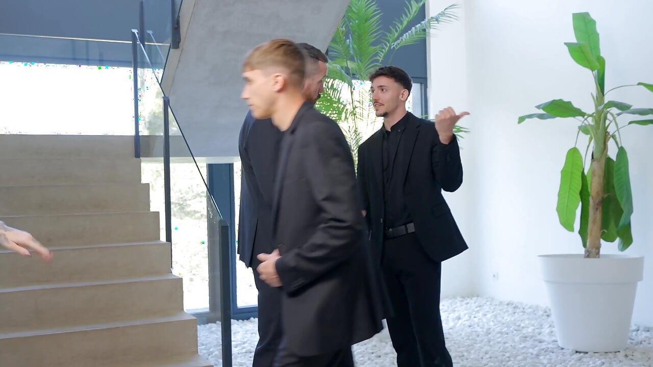 אשת הבוס מתחילה לתת לו מציצות בערמומיות לכל המשרד עד שכולם מזיינים אותה בסוף