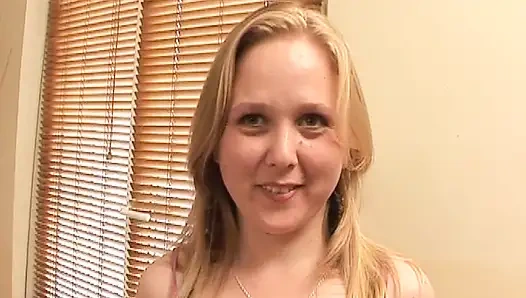 Pelacur pirang Prancis berbagi kontol besar dalam threesome anal panas di kamar tidur