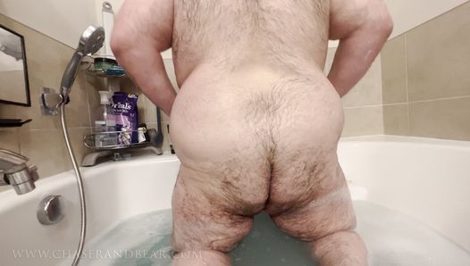 Медведь принимает ванну и говорит грязно
