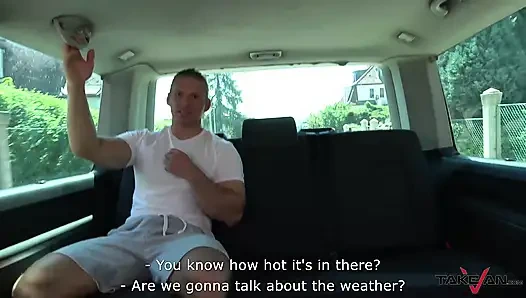 Blonde hure schämt sich nicht, ihre beine vor einem riesigen schwanz zu spreizen