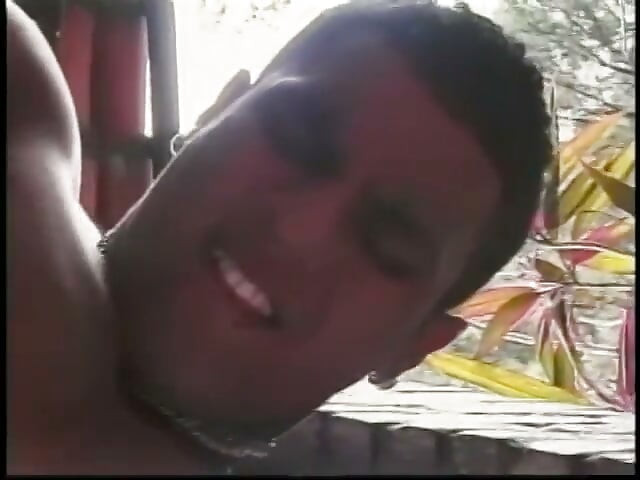 Quatro garanhões brasileiros sexy se fodem ao mesmo tempo ao ar livre