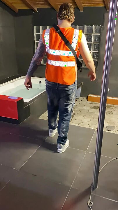 Ev elektrikçisi güzel komşuyu küvette buluyor