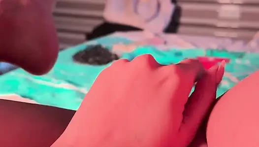 Aku suka saat aku pulang dari universitas dan mulai masturbasi, vaginaku menjadi sangat basah.