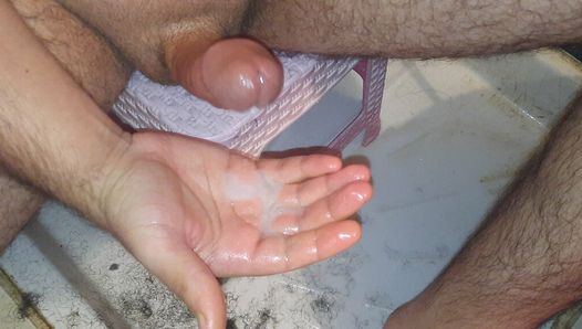 Marokkanischer arabischer Junge masturbiert unter der Dusche