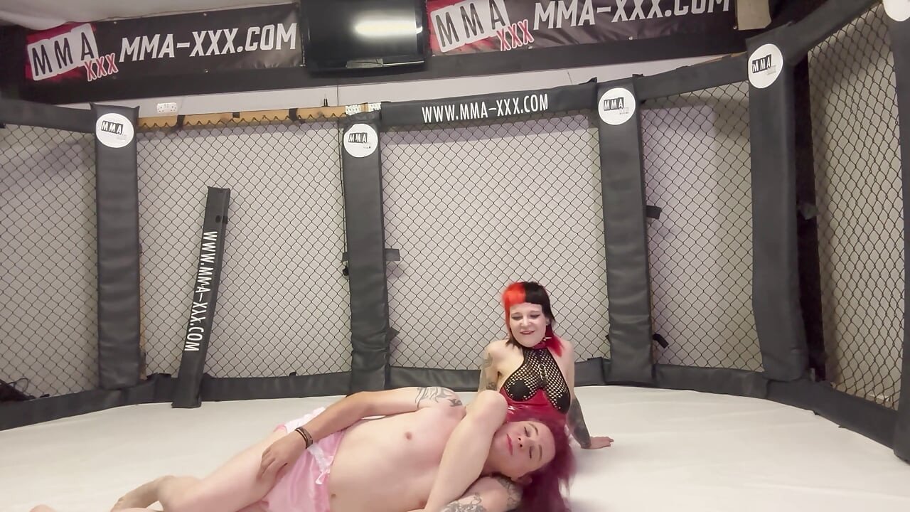 Madrastra de pvc tormenta a la mariquita en la jaula de MMA - control de muslo y humillación
