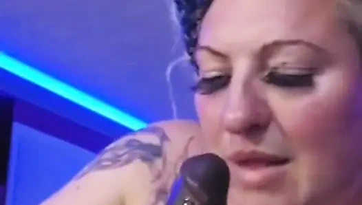 Sürtük eş değiştiren kulüpte biraz yarak emiyor