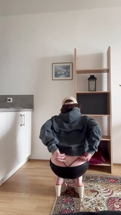 Femboy Crossdresser γδύνεται γυμνό πείραγμα