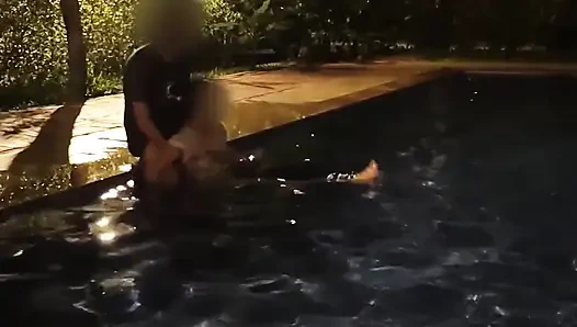 Ateşli evli kadın geceleri halka açık havuzda sikişmeyi riske atıyor