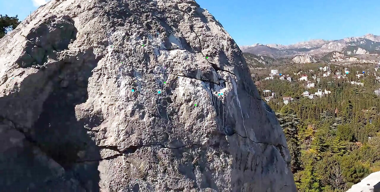 ארוטיקה בחוץ, בחורה עם דמות מדהימה מראה את התחת המפואר שלה על רקע הים וההרים.