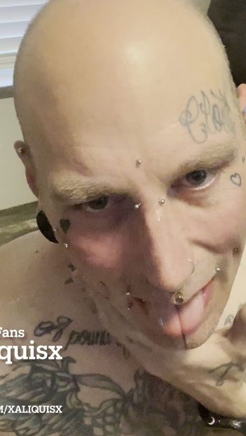 Une bombasse tatouée reçoit une énorme dose sur le visage