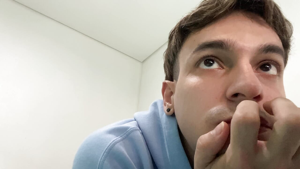 CUTE GUY WATCHING PORN AND TAKING A TAPE