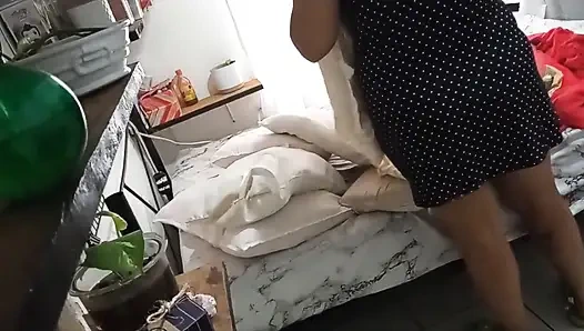 Olgun orta yaşlı seksi kadın odasını temizliyor 1