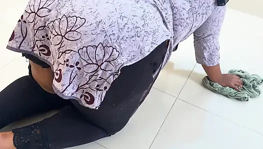 19 yaşındaki büyük götlü ve büyük memeli iri güzel kadın ateşli hizmetçi odayı temizlerken sahibi tarafından sikiliyor - ep-2