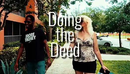 Sürtük orta yaşlı seksi emlakçı büyük zenci yarağı müşterisinden para için sikişiyor