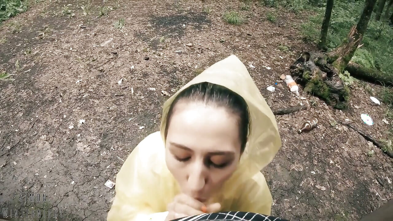 Black Lynn em yellow raincoat chupando pau na floresta - boquete ao ar livre e porra na boca