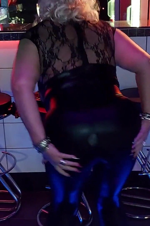 Bà già khoe bộ trang phục gợi cảm trong quán bar