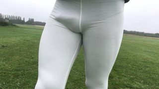 穿着白色紧身裤在公园里散步。