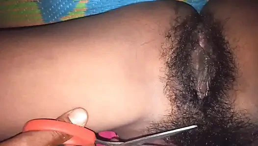 Gadis India memotong rambut pantat, menarik seksi
