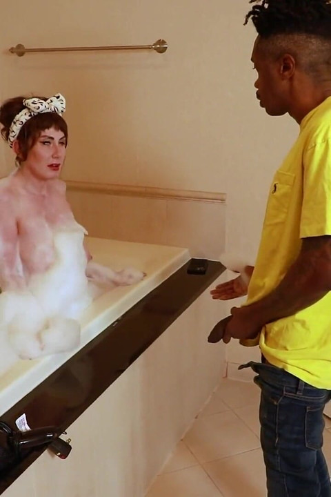 Service d’hôtes au bord de la baignoire, livraison de serviettes et de bite
