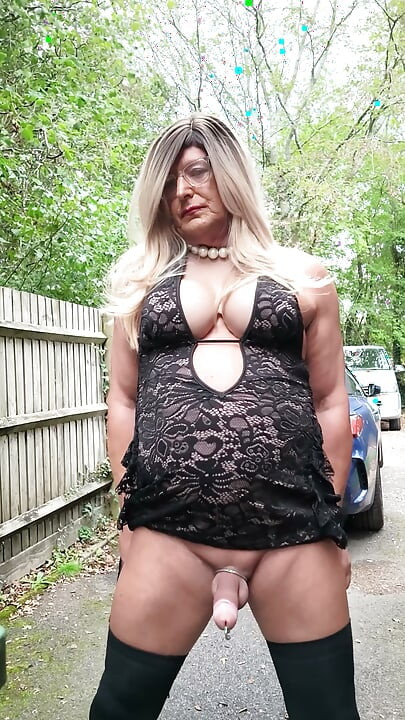 Crossdresser sexy kellycd2022 con mi vestido negro de encaje sexy y mis botas de tacón alto sexy