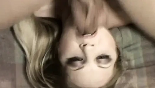 Yaramaz Fransız sürtük yüzünü sikiyor ve dölle kaplanıyor