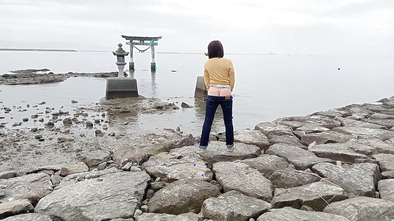 Outdoor Exposure in Ultra-low-rise Jeans