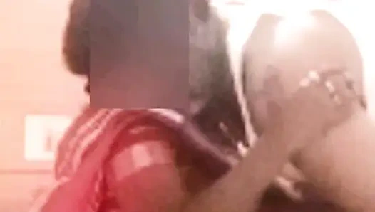 Desi indische tamilische bBW-ehefrau Latha stehende umarmung, arsch squeeze & muschi lecken von financier für schuldenzahlung!