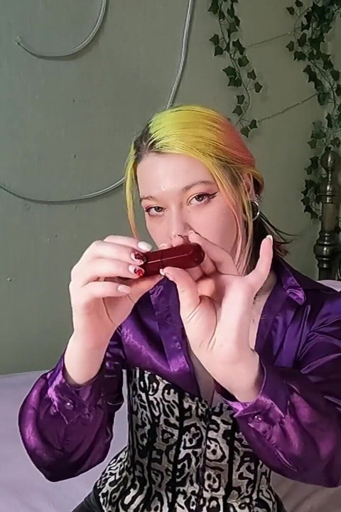 Pegajosa Besa Lápiz Labial Rojo En Todo Su Pecho