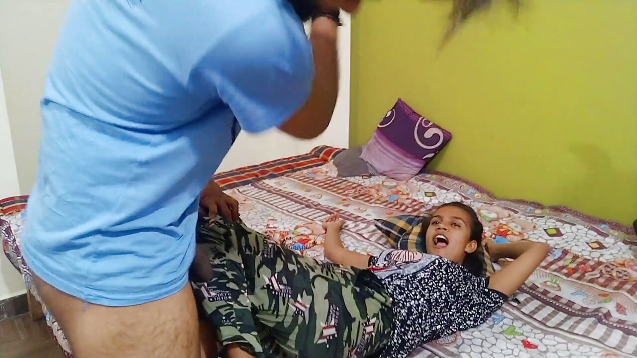 Magrinha namorada indiana da faculdade em noite secreta de sexo apaixonado
