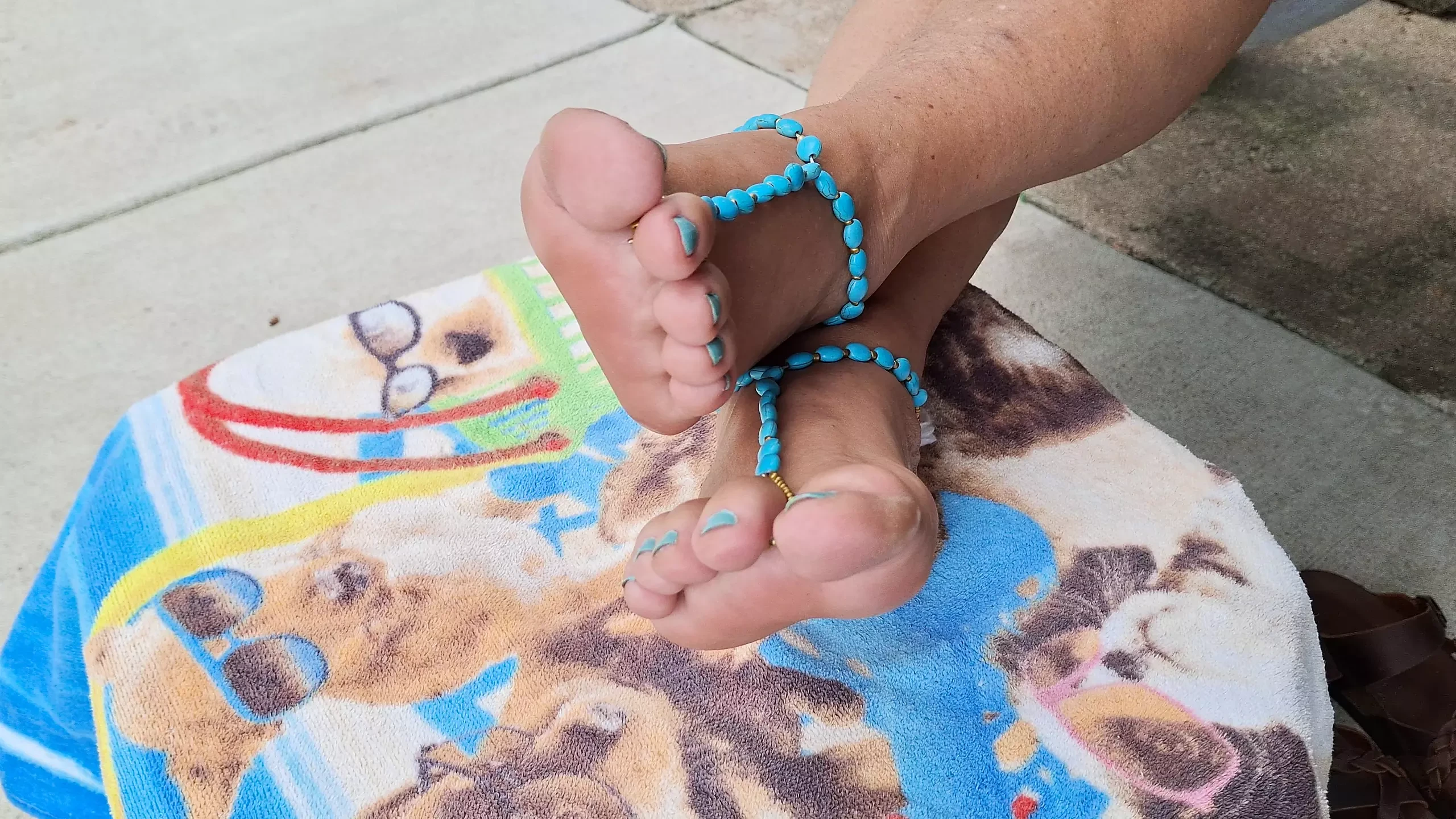 Mostra i suoi bei sandali a piedi nudi sui suoi bei piedi nudi