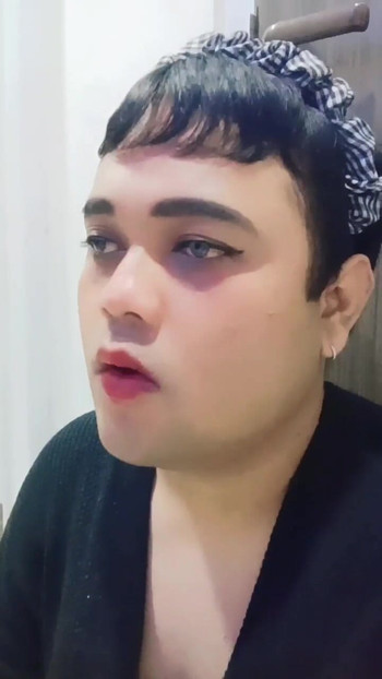 Femboy lypsinced a song.