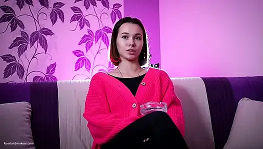 Seksi Rus muse sigara içiyor