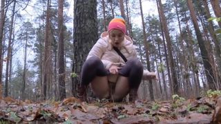 Волосатая киска писает в forrest