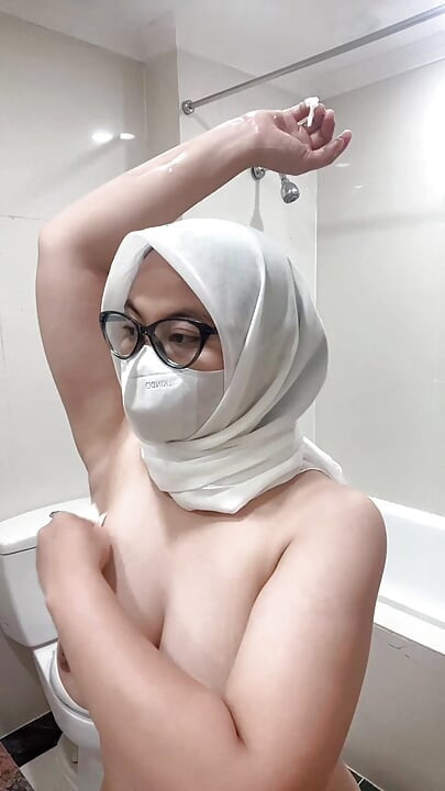 검은 케바야 소녀, 털이 많고 겨드랑이 털이 면도된 모습