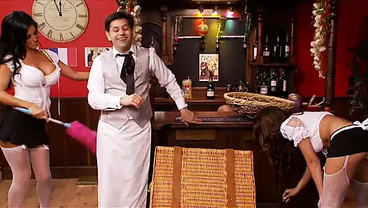 Aksi liar cewek-cewek jalang ini di kafe