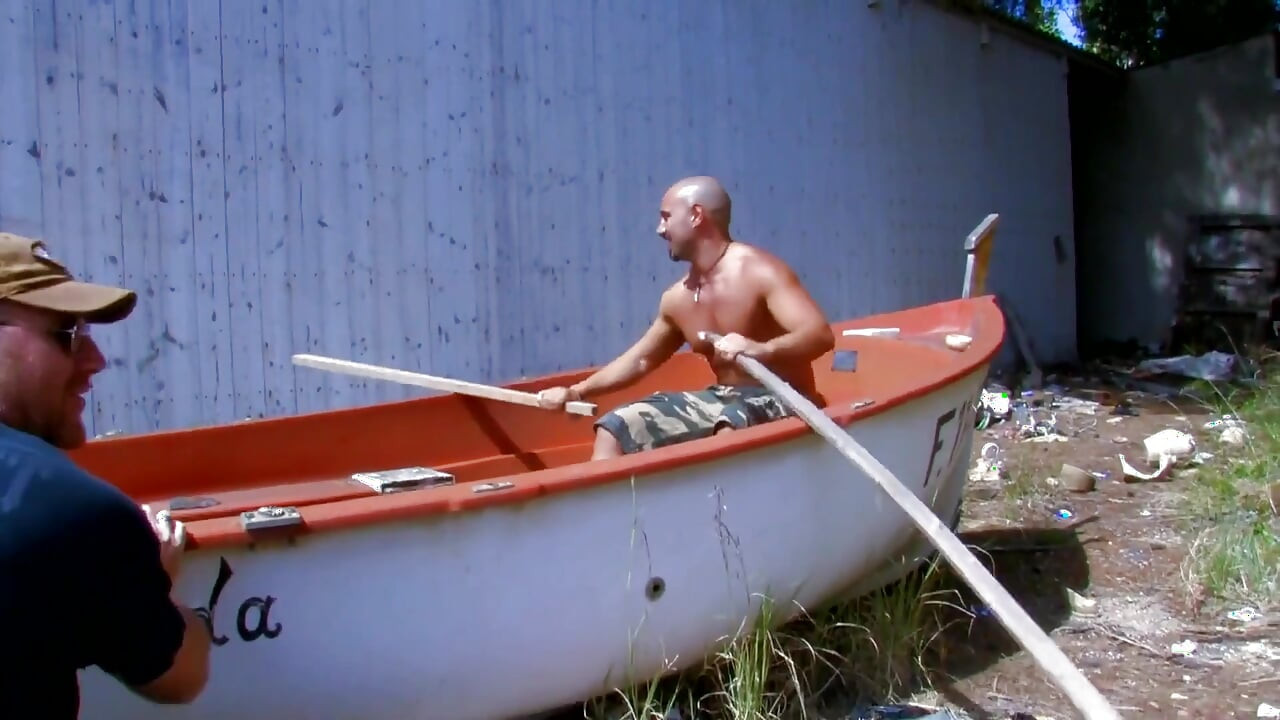 Gagică sexy își linge pizda