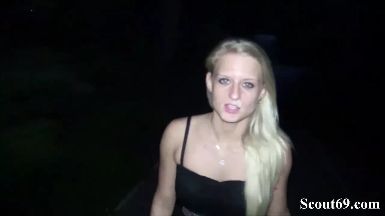 Germa 两个男人在柏林的城市公园里直接操小妞