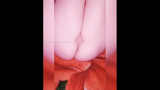 Jovencita masturba su pequeño coño rosa y quiere ser follada