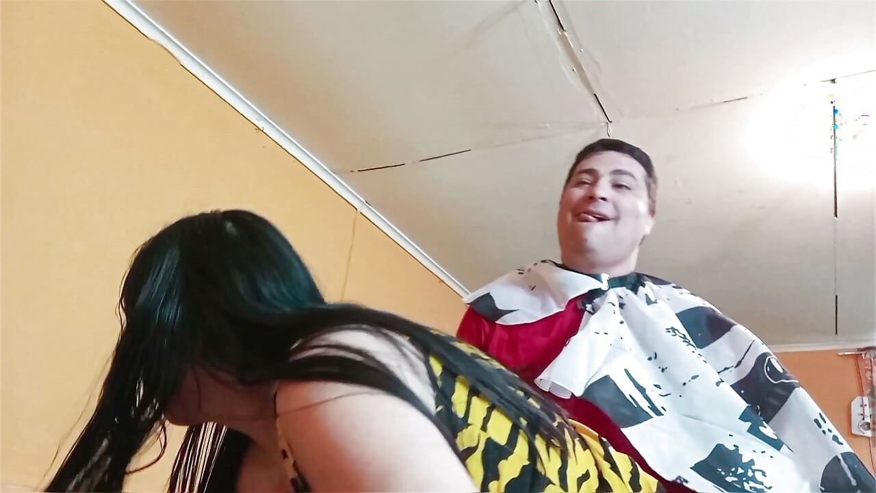 Šukám svou nevlastní matku kadeřnici na křesle.