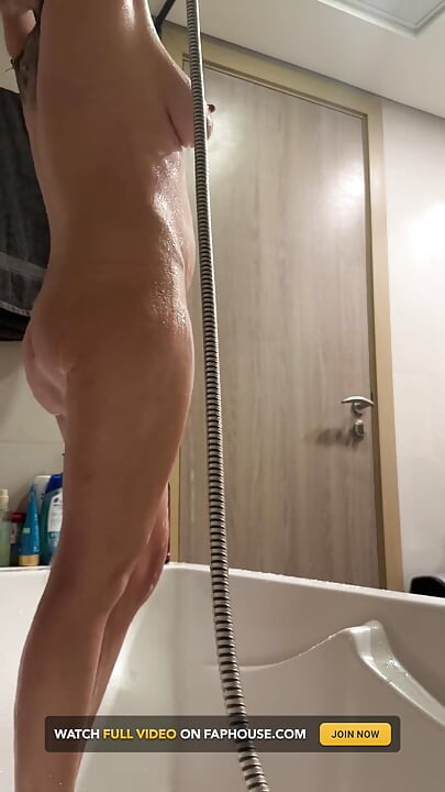 Интимное бритье в ванне