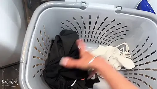 Geile stiefmutter erwischt stiefsohn beim wichsen mit ihrem höschen und fickt ihn hart