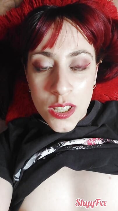 Shyyfxx - pelirroja ninfómana masturbándose antes de la cena de navidad con sus suegros
